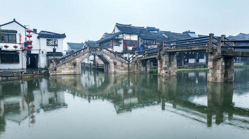逃出昏暗的地下室