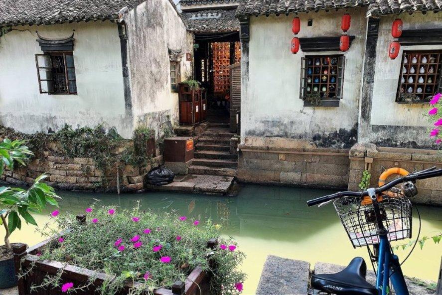 你拿诗和远方和苟且斗，你永远斗不赢的